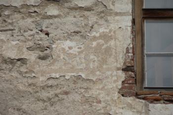 Detail degradace omítky (jižní průčelí). (© Ondřej Drlík, 02/2012)