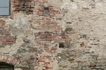 Pozůstatek po odpadové šachtě někdejšího prevétu situovaného v patře jižního křídla. (© Ondřej Drlík, 02/2012)