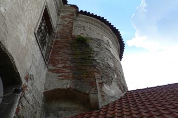 Jihovýchodní nárožní věžice. Detail vykonzolovaného krbu. (© Ondřej Drlík, 02/2012)