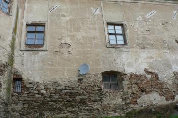 Úsek fasády jižního průčelí vpravo od jihozápadní nárožní věžice. (© Ondřej Drlík, 02/2012)