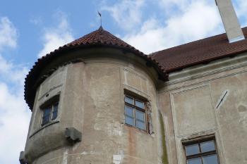 Jihozápadní nárožní věžice v patře s bývalou zámeckou kaplí. (© Ondřej Drlík, 02/2012)