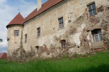 Pohled na jižní průčelí s jihozápadní nárožní věžici v jejímž patře je situována zámecká kaple. (© Ondřej Drlík, 02/2012)