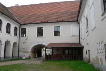 Východní průčelí (v čele) obrácené k západu. (© Ondřej Drlík, 02/2012)