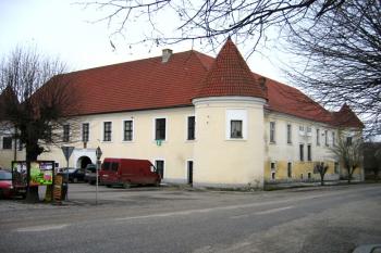 Pohled na zámek z návsi ( © Pavel Vítek 04/2006)