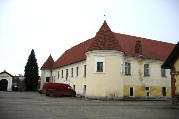 Pohled na zámek z návsi ( © Pavel Vítek 04/2006)