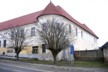 Pohled na zámek od severozápadu ( © Pavel Vítek 04/2006)