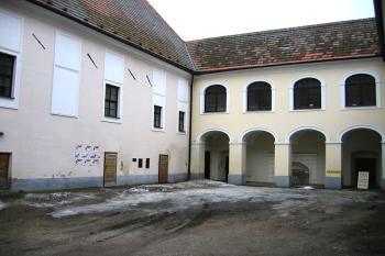 Nídvoří se zbytky sgrafit ( © Pavel Vítek 04/2006)