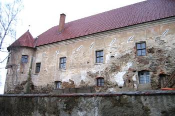 Zadní, doposud neopravená část zámku ( © Pavel Vítek 04/2006)