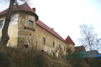 Zadní, doposud neopravená část zámku ( © Pavel Vítek 04/2006)