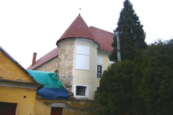 Jen do poloviny věže smí pohlédnout oko turistovo ( © Pavel Vítek 04/2006)