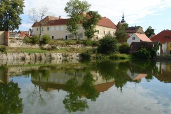 Zámek od rybníka ( © Jiří Čížek 08/2008)