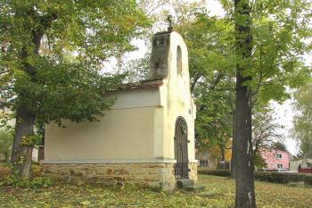 Kaple sv. Jana Nepomuckého v obci Doksy u Kladna.  (© Pavel Vítek 10/2020)