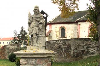 Socha sv. Floriána před kosteem v Klukách u Kutné Hory. (© Pavel Vítek 11/2020)
