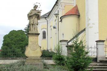 Socha sv. Jana Nepomuckého v Senici na Hané. (© Pavel Vítek 10/2020)