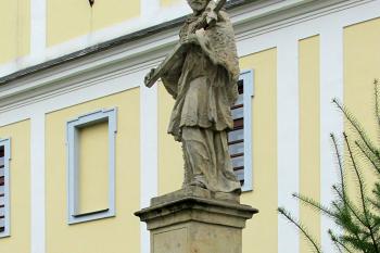 Socha sv. Jana Nepomuckého v Senici na Hané. (© Pavel Vítek 10/2020)