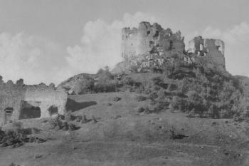 zřícenina hradu od jihu ve 40. letech 20. století na historické pohlednici ze sbírky J. Úlovce ( © 1949, nakl. Tatran)