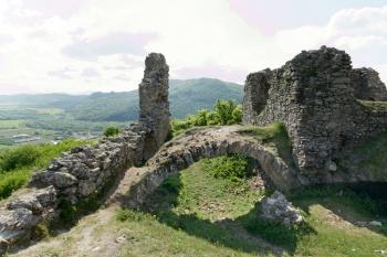 torzo obytné budovy dolního hradu (© Pavel Zany Komárek 7. 5. 2009)