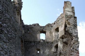 interiér polygonální bašty při obvodové zdi jádra (© Pavel Zany Komárek 7. 5. 2009)