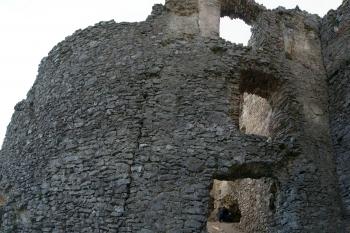 oblá obvodová hradba jádra v pohledu z polygonální bašty (© Pavel Zany Komárek 7. 5. 2009)