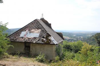 Chátrající střecha kaple Ukřižování (© Luděk Vláčil 08/2020)