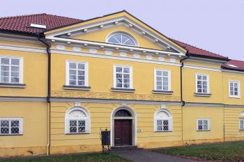 Empírová usedlost z doby kolem roku 1830 se starší renesanční částí. Jádrem je patrová obytná stavba. Obytné budovy s bohatě zdobenou fasádou. K levému křídlu přiléhá ohradní zeď s bránou do dvora. Od r. 1966 chráněná kulturní památka. (© Pavel Vítek 11/2020)