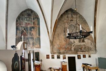 jižní stěna presbytáře s odhalenými malbami (vlevo pašijový cyklus, vpravo boj sv. Jiří s drakem) (© Pavel Zany Komárek  10. 8. 2023)