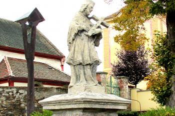 Socha sv. Jana Nepomuckého v Klukách u Čáslavi. (© Pavel Vítek 11/2020)