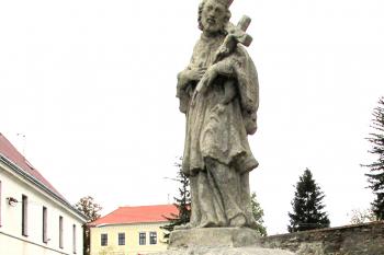 Socha sv. Jana Nepomuckého v Klukách u Čáslavi. (© Pavel Vítek 11/2020)