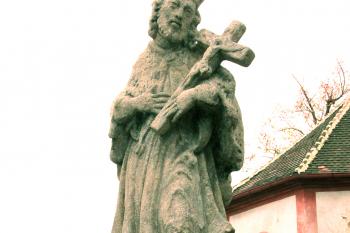 Socha sv. Jana Nepomuckého v Klukách u Čáslavi. (© Pavel Vítek 11/2020)