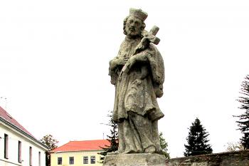 Socha sv. Jana Nepomuckého v Klukách u Čáslavi. (© Pavel Vítek 11/2020)