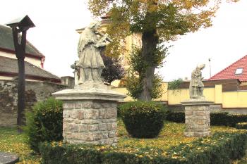Sochy sv. Jana Nepomuckého a sv. Floriána v Klukách u Čáslavi. (© Pavel Vítek 11/2020)