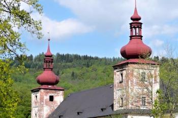 zahradní průčelí zámku ( © Jan P. Štěpánek 05/2011)