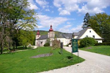 celkový pohled na zámek s obnoveným parkem ( © Jan P. Štěpánek 05/2011)