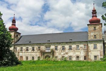 Zahradní průčelí ( © Luděk Pitter 06/2005)