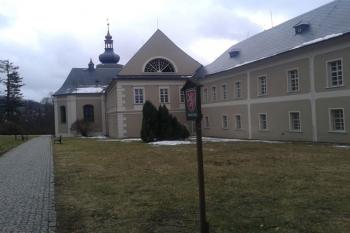 Kostel sv. Cyrila a Metoděje je součástí zámku ( © Ivo Rozehnal 03/2020)