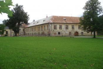 pohled od silnice (© Jaromír Schoffer, 07/2010)