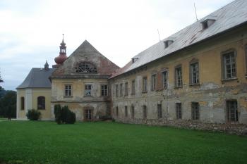 pohled od zadní části zámku (© Jaromír Schoffer, 07/2010)