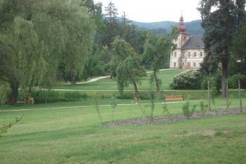 pohled od zrekonstruovaného parku (© Jaromír Schoffer, 07/2010)