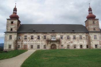 hlavní pručelí zámku (© Jaromír Schoffer, 07/2010)