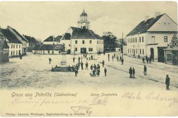 kostel v pozadí a fara v pravo (© zdroj: https://kvh.estranky.cz)