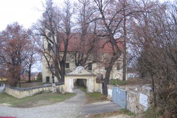 hlavní vstup v ohradní zdi hřbitova ke kostelu od jihu (© Marcela Váňová 12/2020)