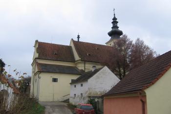 pohled na kostel ze severu od barokní fary (© Marcela Váňová 12/2020)