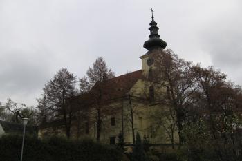 pohled na kostel od jihovýchodu od ohradní zdi hřbitova (© Marcela Váňová 12/2020)