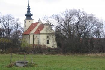 pohled na kostel od jihovýchodu, na louce před ním stávala tvrz (© Marcela Váňová 12/2020)