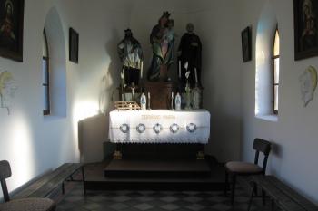 oltář kaple se sochami Panny Marie, sv. Jana Nepomuckého a sv. Linharta (© Marcela Váňová 11/2020)