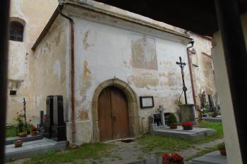 zachovaný gotický portál na jižní straně se slunečníma hodinama (© Marcela Váňová  07/2021)
