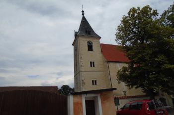 věž kostela z jižní strany (© Marcela Váňová  07/2021)