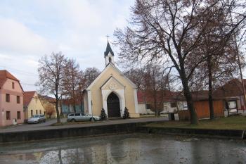 pohled na kapli od západu (© Marcela Váňová 12/2020)