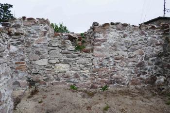 Přízemí obdélné věžové stavby v předhradí. Detail zazděného schodiště kterým se scházelo dolů do přízemí. (© Pavel Semple 04/2019)