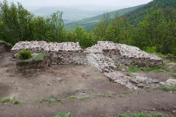 Pozůstatky obdélné věžové stavby v předhradí. Hradba na popředí dělila předhradí na dvě části. (© Pavel Semple 04/2019)